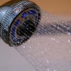 Plato de ducha por bañera: el cambio inteligente y seguro