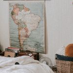 Habitación con decoración viajera