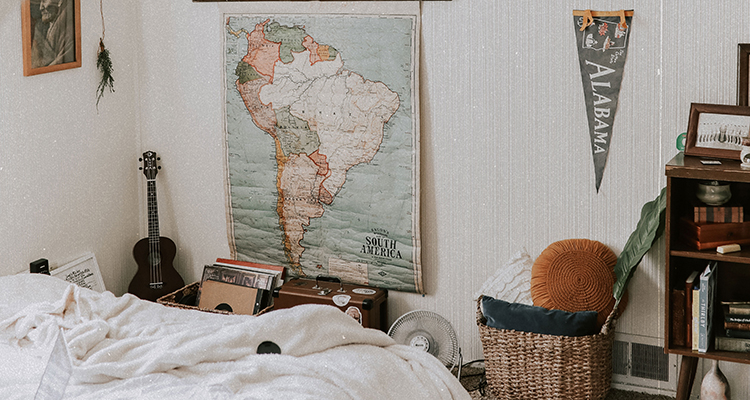 Habitación con decoración viajera